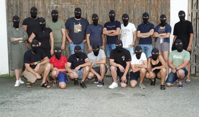 Aus Selbstschutz zeigen sich die jungen Landwirte nur vermummt.