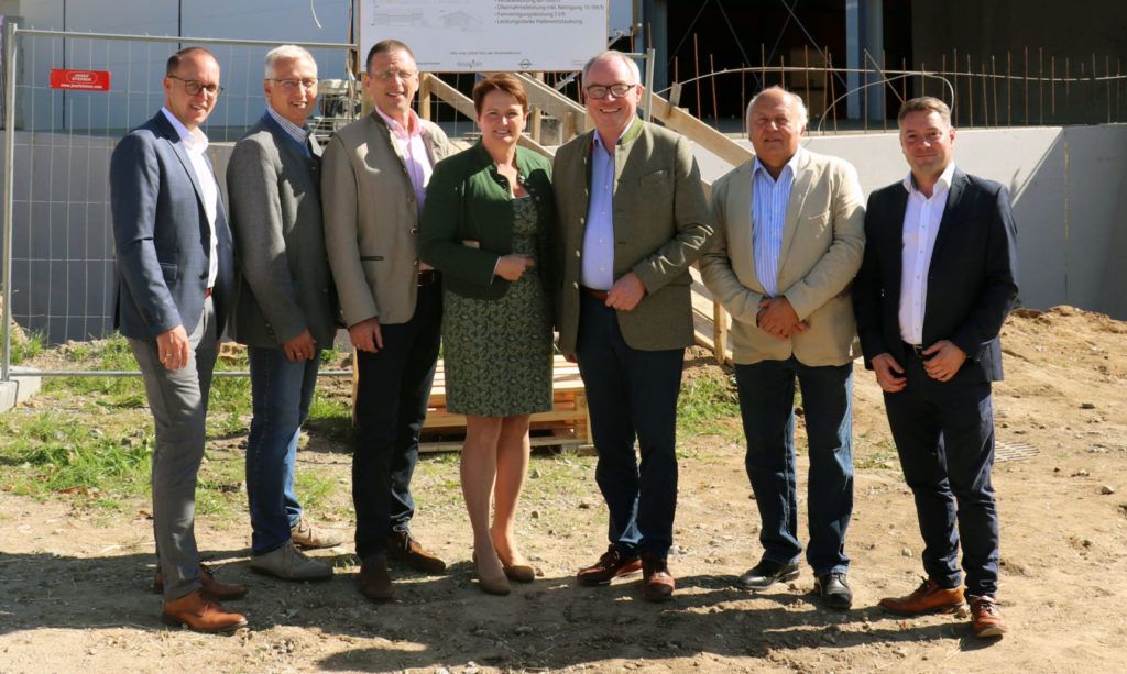 Stephan Pernkopf (3. v. re.) und LK-Vizepräsidentin Andrea Wagner besuchten das Waldland-Team um Franz Tiefenbacher (3 v. li.) und Robert Haidl (2. v. re.)