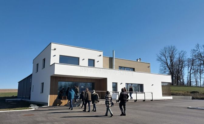 Von Außen glaubt man kaum, was sich drinnen abspielt: 2024 wurde die neue Fischzuchtanlage Hoffisch in Pötting eröffnet.
