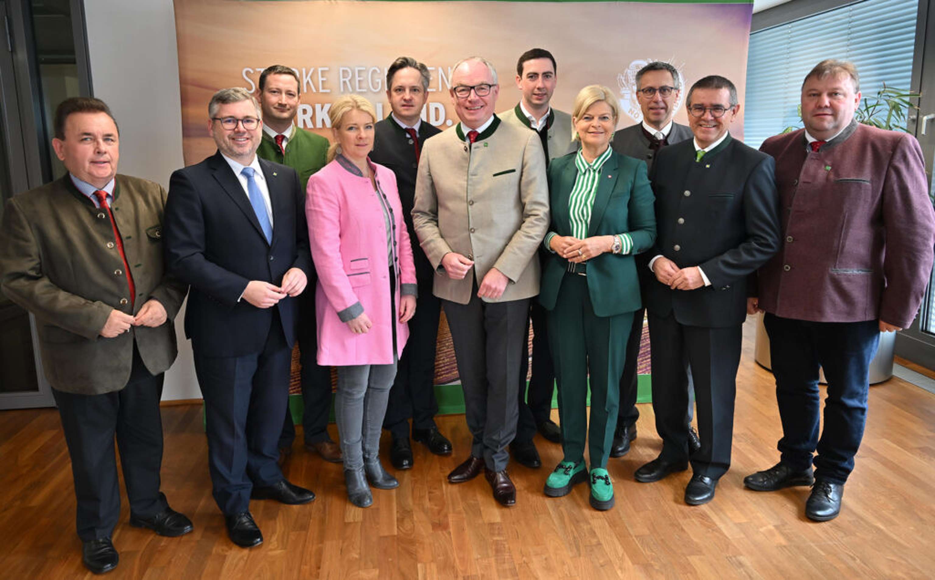 Das Präsidium des NÖ Bauernbundes gratuliert Pernkopf geschlossen zur Wiederwahl.