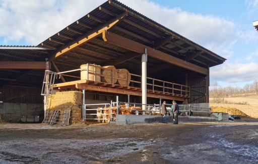 Eine ehemalige Maschinenhalle funktionierte Josef Fradler zum Maststall um.