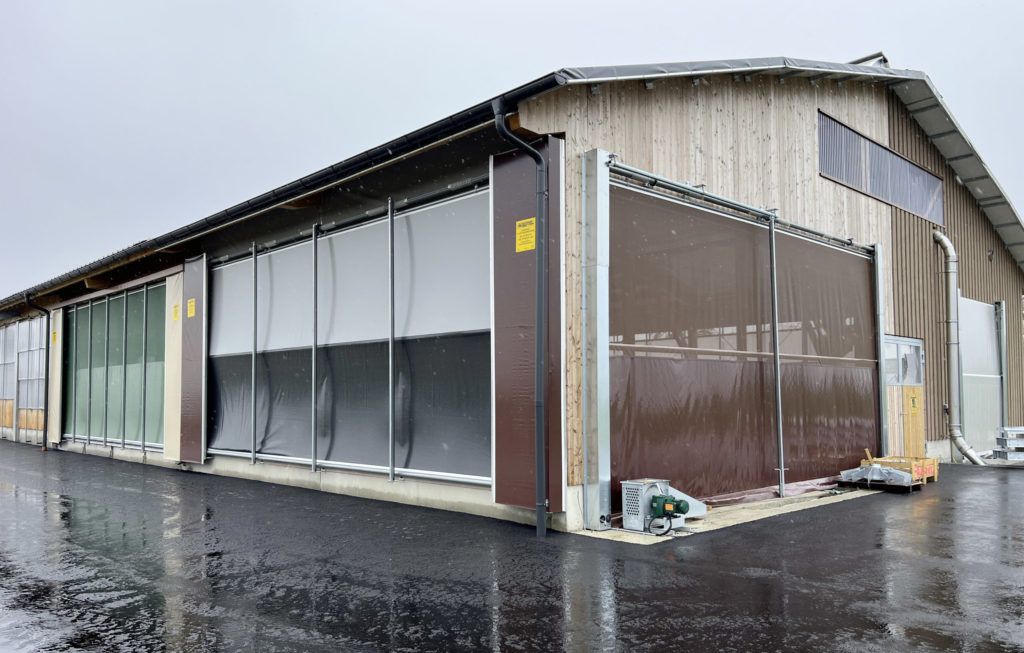 Das Stalltechnikzentrum ist mit verschiedenen Curtons und Wandelementen ausgestattet.