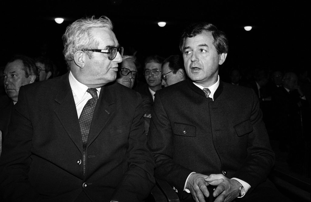 Agrarminister Josef Riegler im Jahr 1987 Seite an Seite mit dem damaligen Bauernbundpräsidenten Alois Derfler.