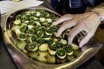 Schnecken kommen in Frankreich gerne auf den Teller. Traditionell werden sie mit Butter, Knoblauch, Schalotten und auch Petersilie zubereitet.