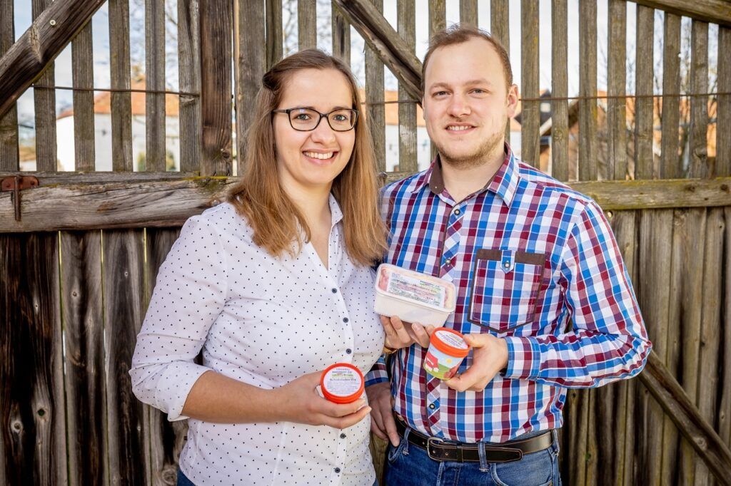 Eva Voglsperger und Peter Kern aus Mettmach freuen sich über das goldene Stanitzel für ihr Kaffee-Rum-Eis.
