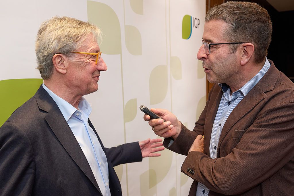 Harald von Witzke im Gespräch mit BauernZeitung-Chefredakteur Bernhard Weber am Rande eines Vortrages vor Vertretern der heimischen Agrarwirtschaft, allen voran LLI/GoodMills-Boss Josef Pröll und Rübenbauern-Präsident Ernst Karpfinger.