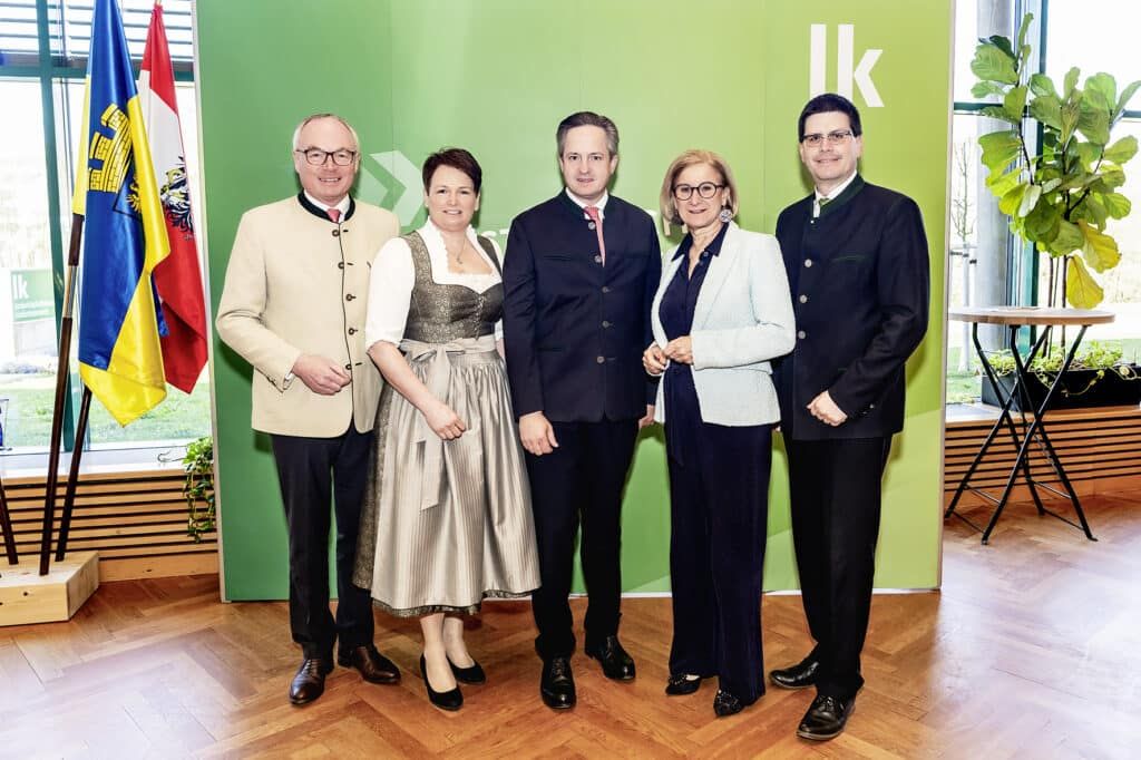 Landeshauptfrau Johanna Mikl-Leitner und ihr Stellvertreter Stephan Pernkopf gratulierten dem neu angelobten LK-Präsidium.