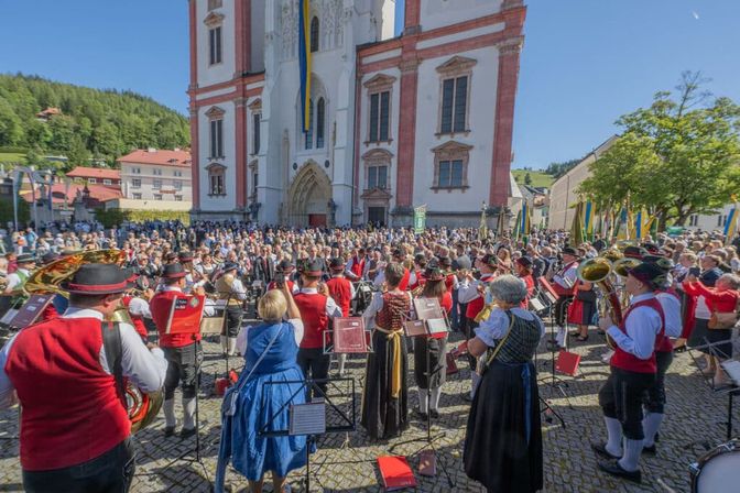 Die Trachtenkapelle Lengenfeld umrahmt die Agape musikalisch.