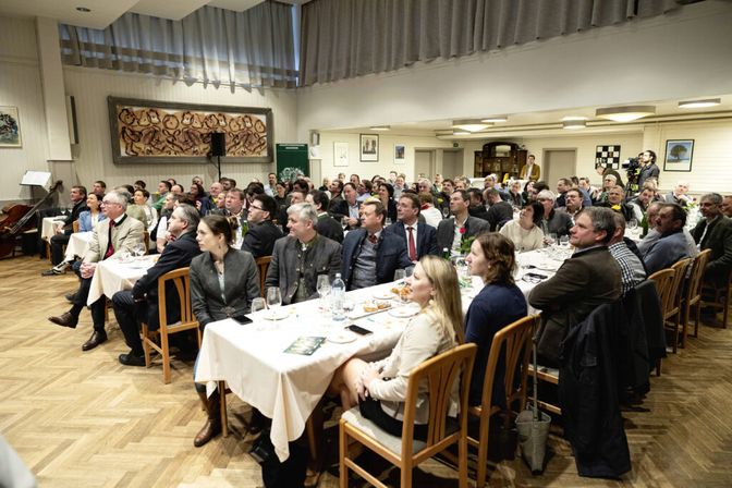 Gespannt hörten die Landwirtinnen und Landwirten den Kammervertretern zu.