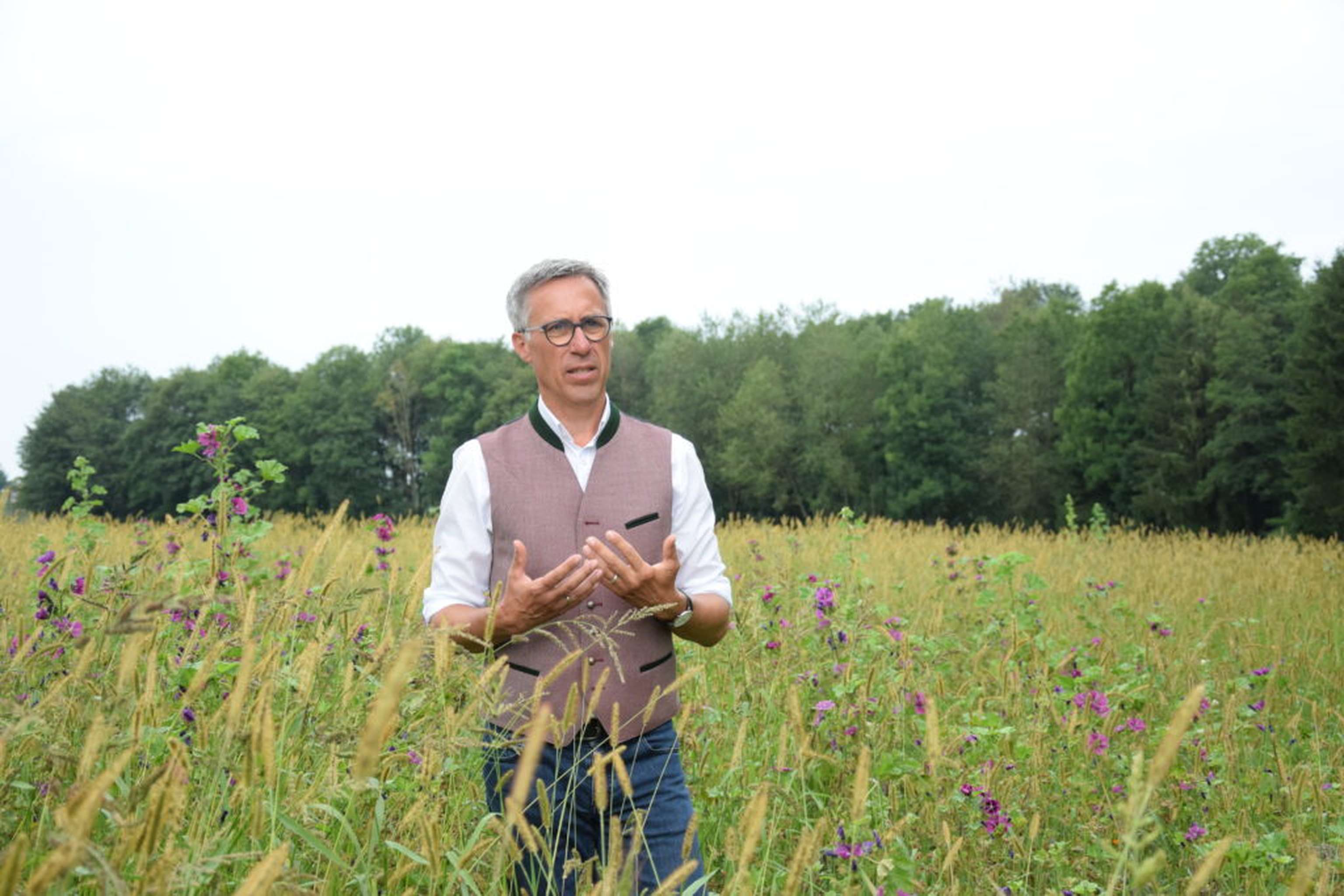 Sommerinterview mit Georg Strasser in der LFS Gießhübl mit Rundgang auf den angelegten “Blühwiesen”.