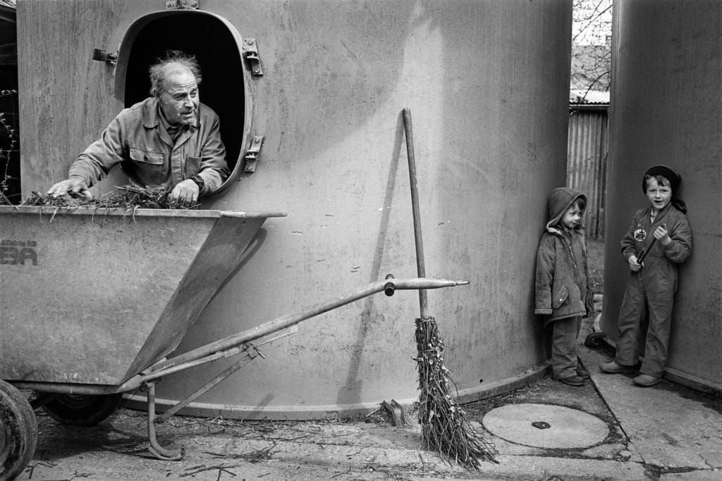 Hans Wüthrich holt den letzten Rest Grassilage bei einem Nachbarn, der zu viel Vorrat hat. Während der Käseproduktion, die im Mai beginnt, dürfen die Kühe kein siliertes Futter fressen. Alle Silos werden von der Käsereigenossenschaft kontrolliert, sie müssen leer und gewaschen sein, 1999.