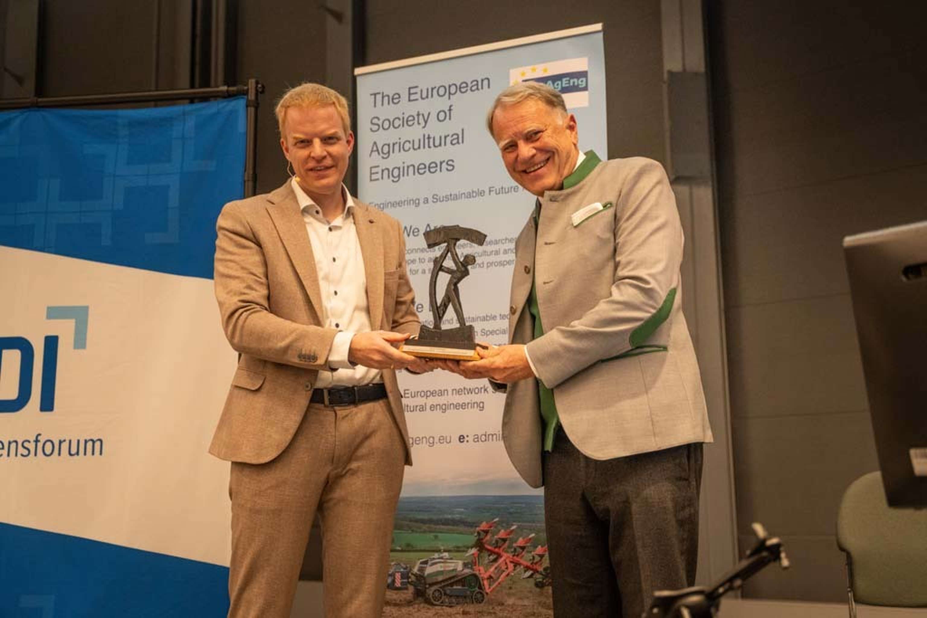 Klaus Pöttinger übernimmt Award von Laudator Kettelhoit.