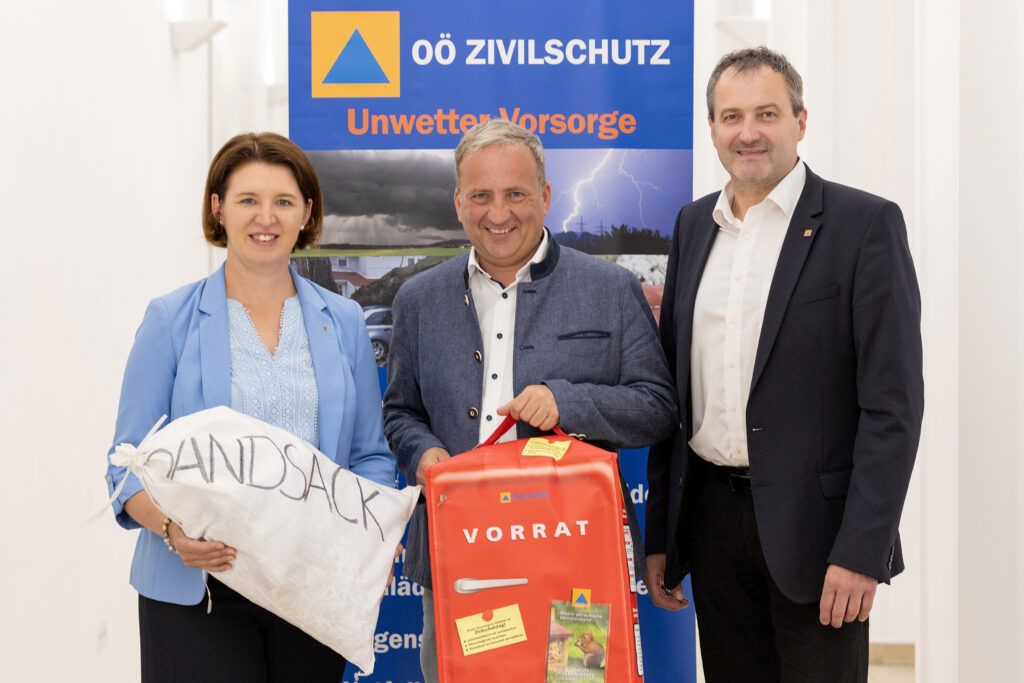 OÖ Zivilschutz-Präsident Michael Hammer (m.) mit Geschäftsführer Christian Kloibhofer und Landesrätin Michaela Langer-Weninger.