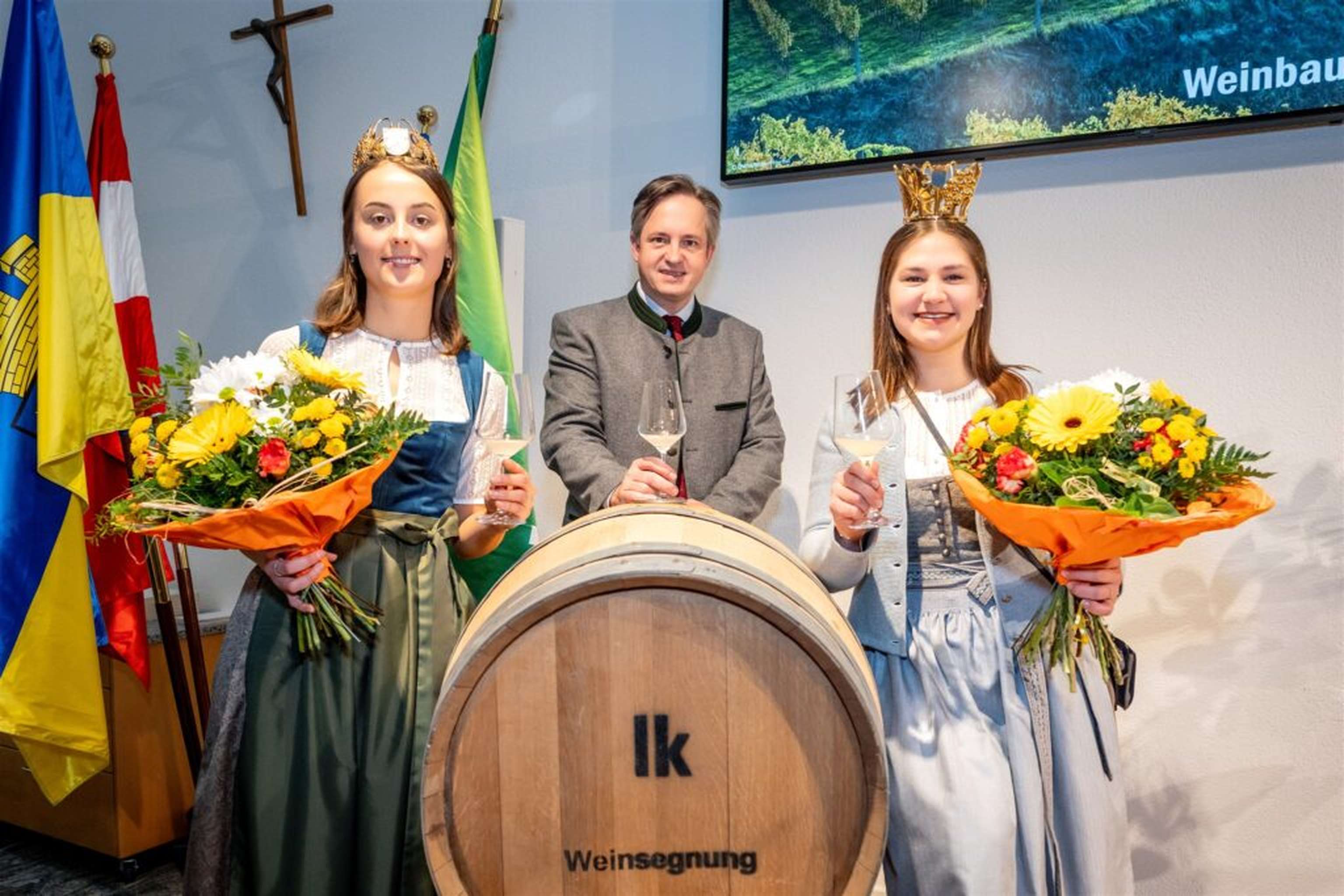 LK-Präsident Johannes Schmuckschlager mit den niederösterreichischen Weinhoheiten Laura Hummel (l.) und Ida Haimel (r.)