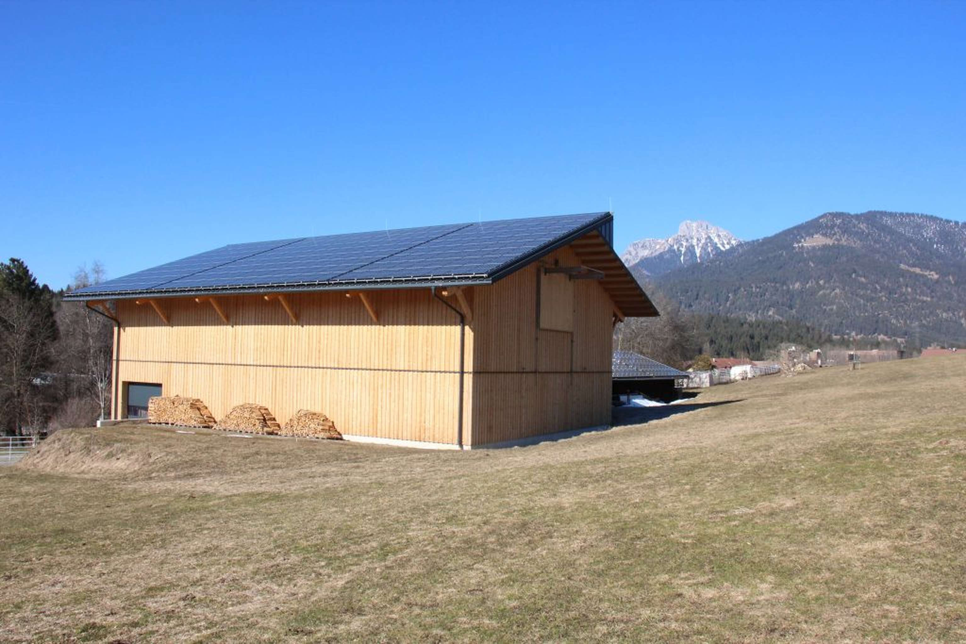 Installation von PV-Anlagen auf den Hofdächern begann 2020 mit der Errichtung der neuen Heuhalle. In Summe sind es vier.