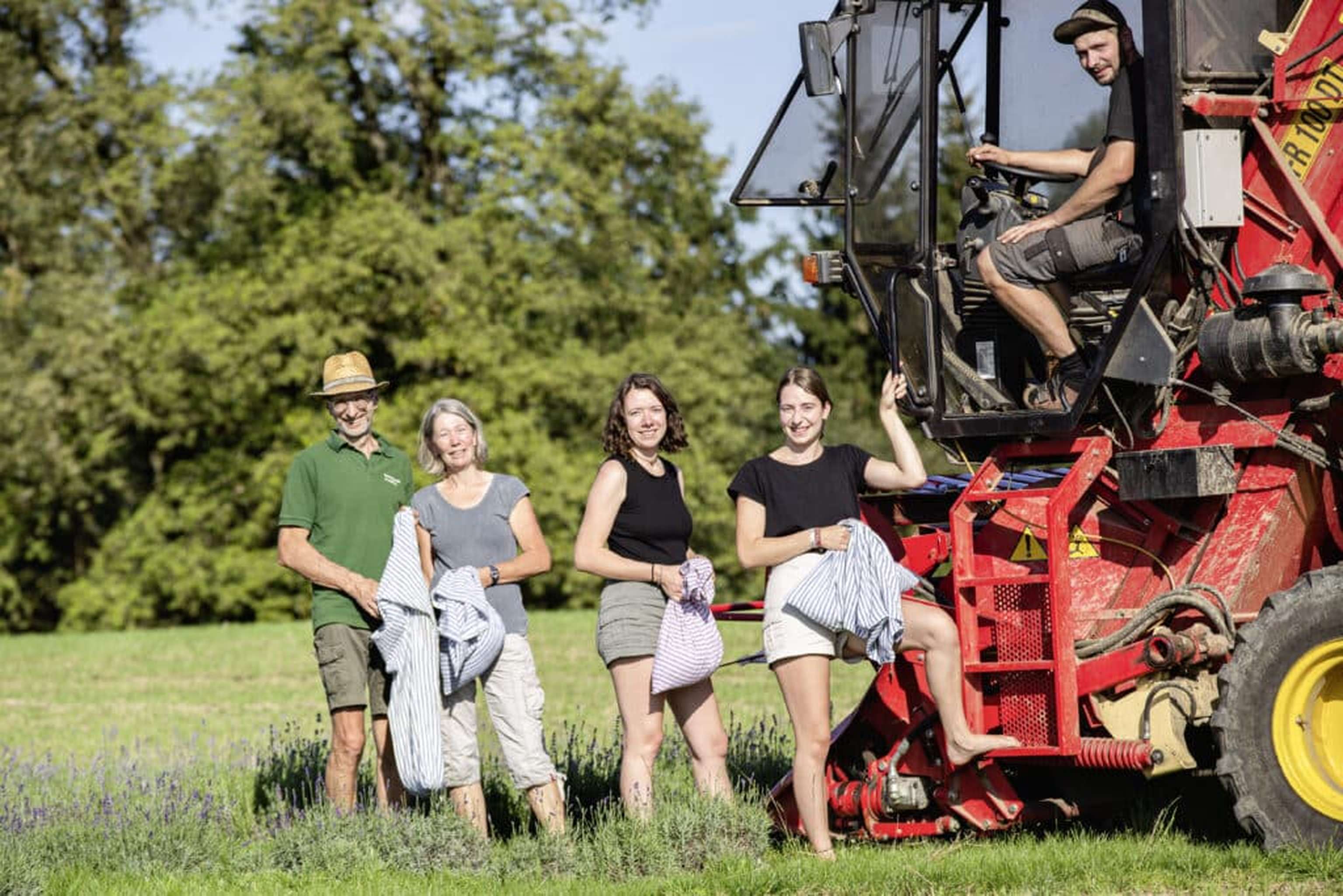 Auch die nächste Generation am Betrieb freut sich über die violett blühenden Felder. Das Erntegut habe „besonderen Wert.“