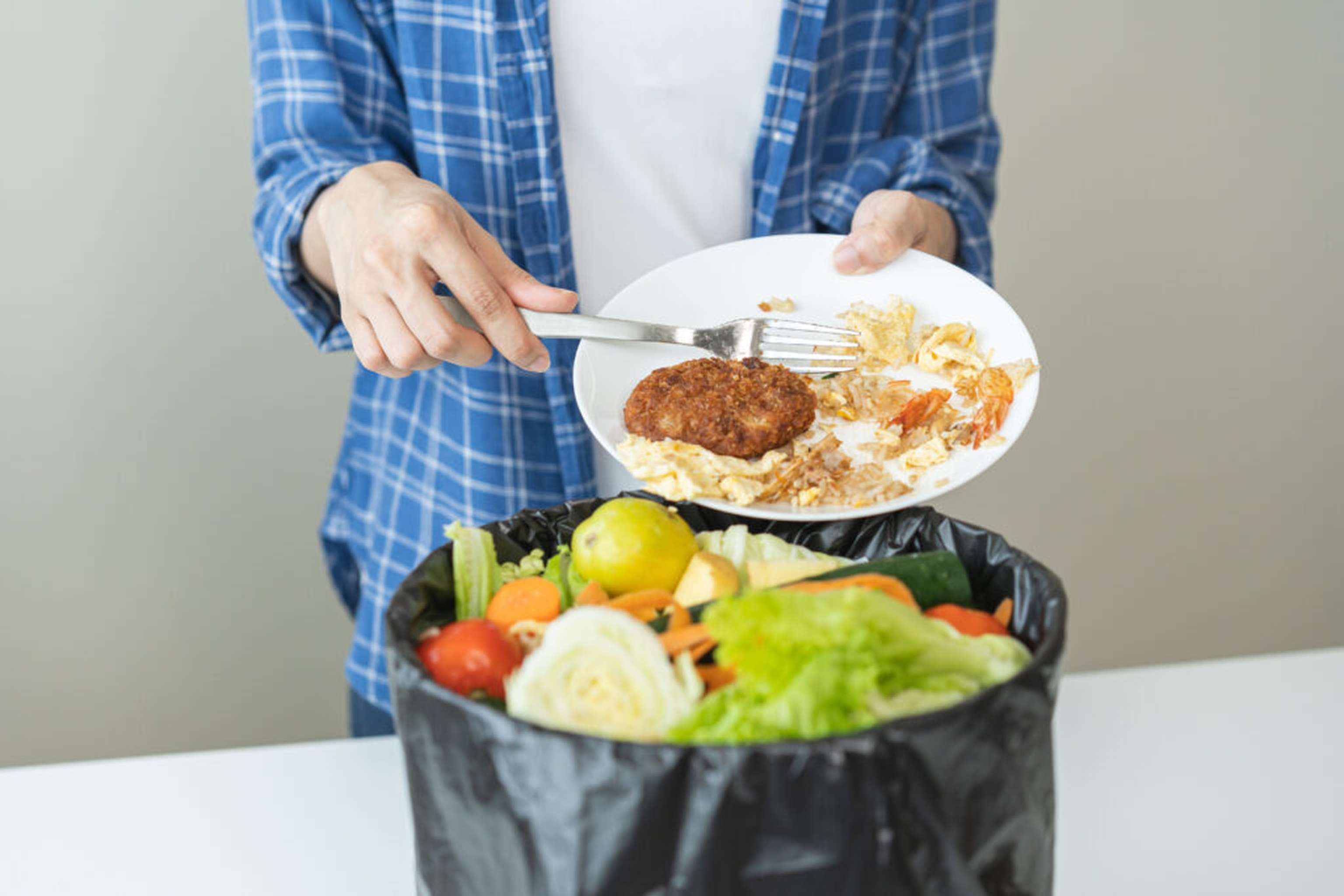 Viele Verbraucher werfen Produkte weg, die noch genießbar sind, was zu vermeidbarer Verschwendung führt.