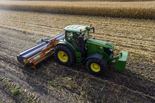 Feldresteernte: Mit dem im Innviertel entwickelten „BioChipper“, ein Mulchkonzept mit Schwadzusammenführung, erfolgt die Ernte von Feldresten auf effiziente Weise.
