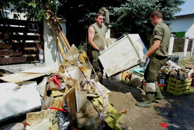 Die Soldaten unterstützen bei den Aufräumarbeiten, um die öffentliche Infrastruktur in den betroffenen Gebieten wiederherzustellen.