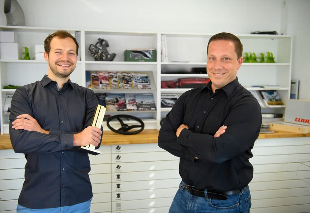 Thomas Wagner und Alain Blind nahmen den iF Design Award für den Lexion-Mähdrescher entgegen.