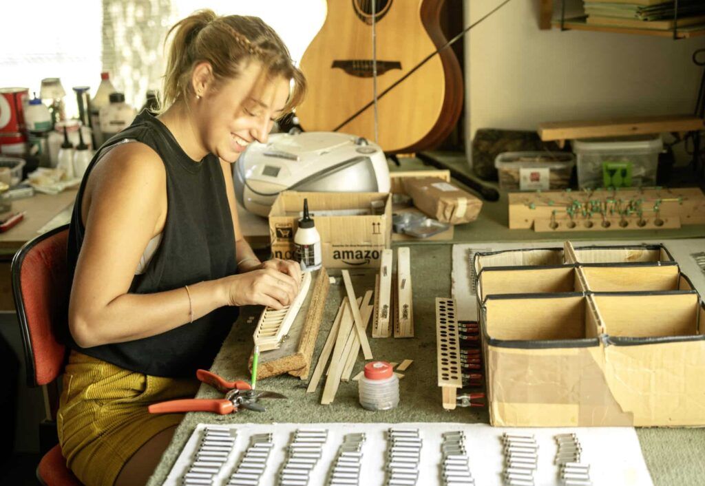 Auch Georgs Schwester Susi arbeitet in dem Handwerksbetrieb mit.