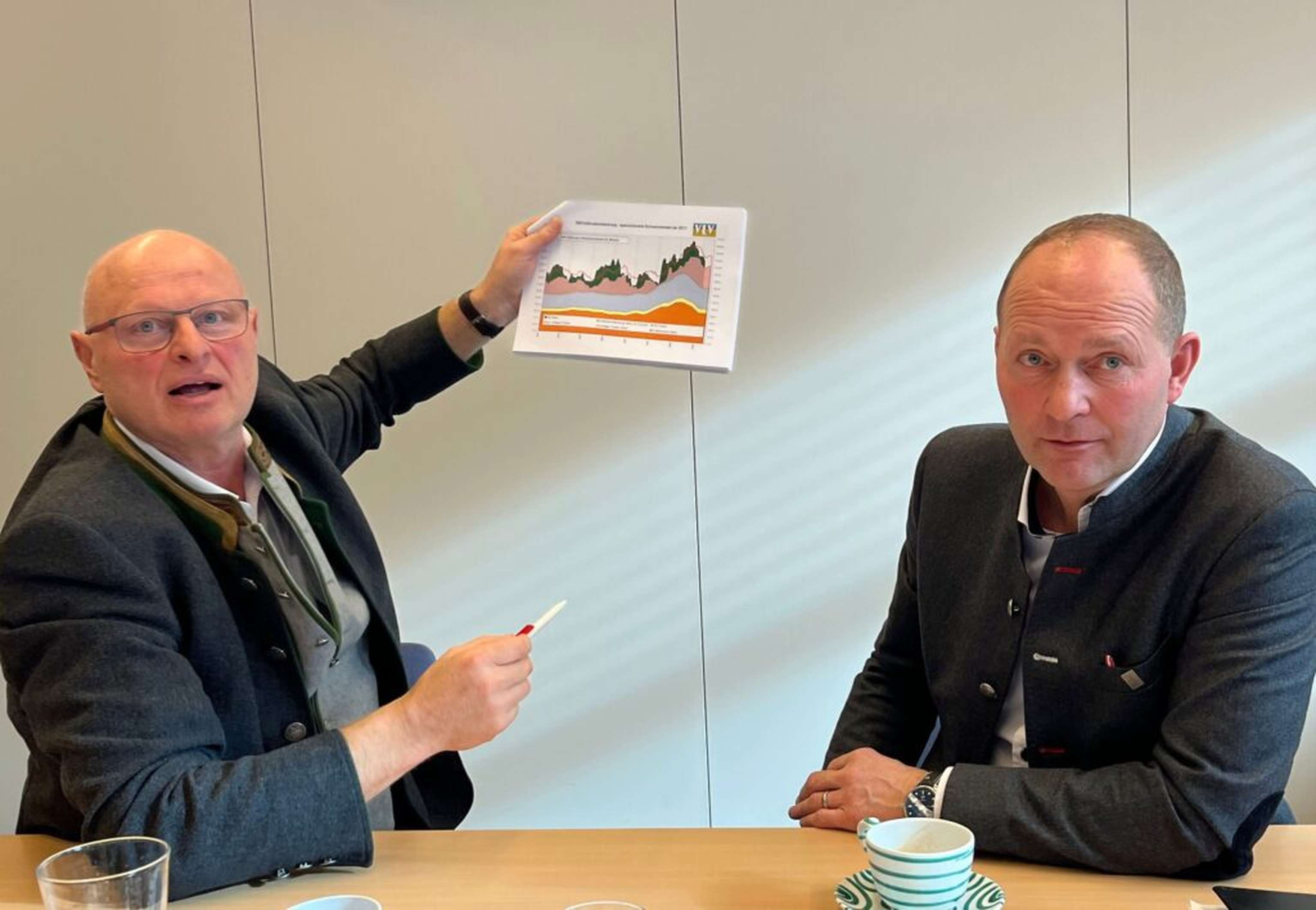 Johann Schlederer (l.) und Rupert Hagler präsentierten den Tierwohlbericht 2023 der Österreichischen Schweinebörse.