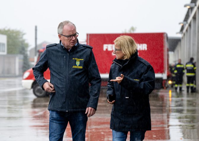 Katastrophenschutz-Landesrat Pernkopf und die Landeshauptfrau am Weg zu einer von vielen brisanten Lagebesprechungen.