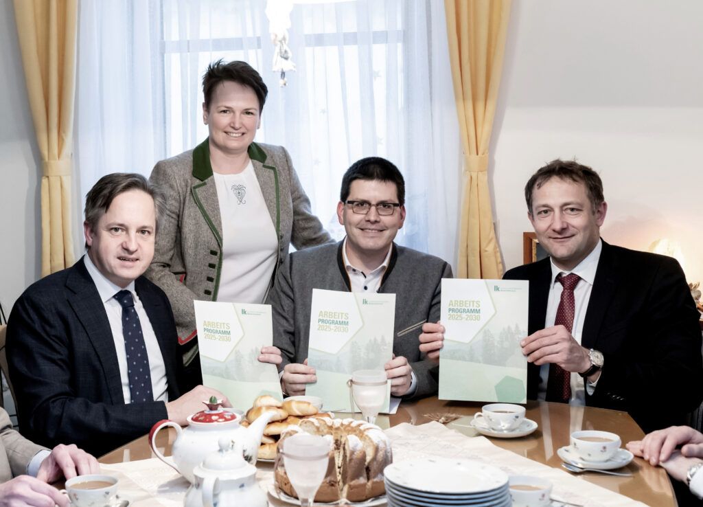 Übergabe der blau-gelben Arbeitsunterlage für den neuen Agrarkommissar.
