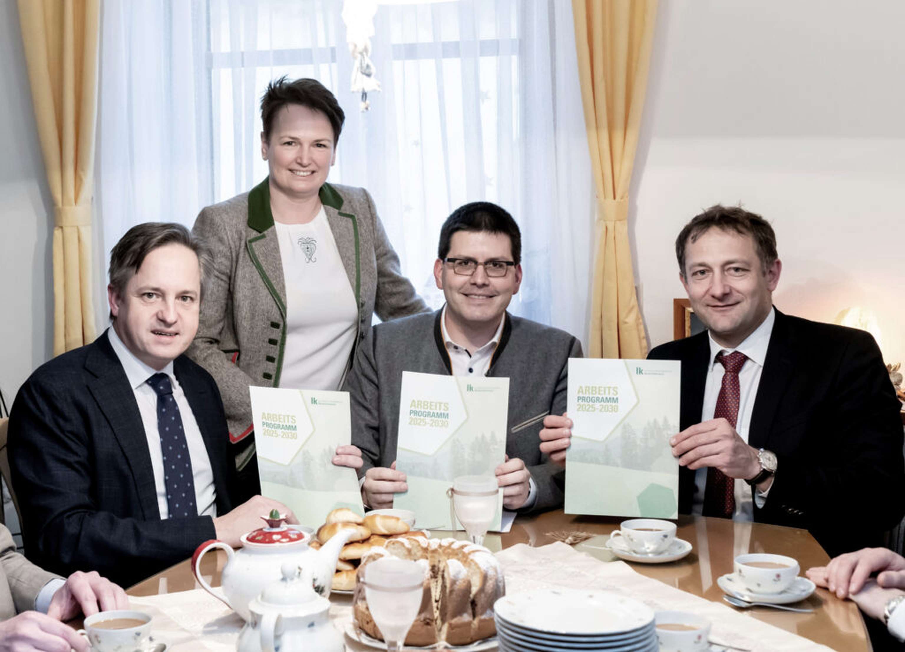 Übergabe der blau-gelben Arbeitsunterlage für den neuen Agrarkommissar.