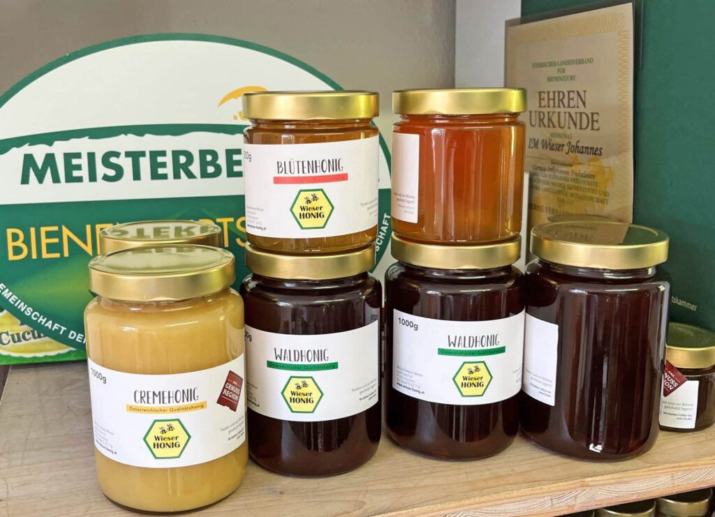 Ab Hof, an regionalen Verkaufsstellen und bei Spar ist der Honig erhältlich.