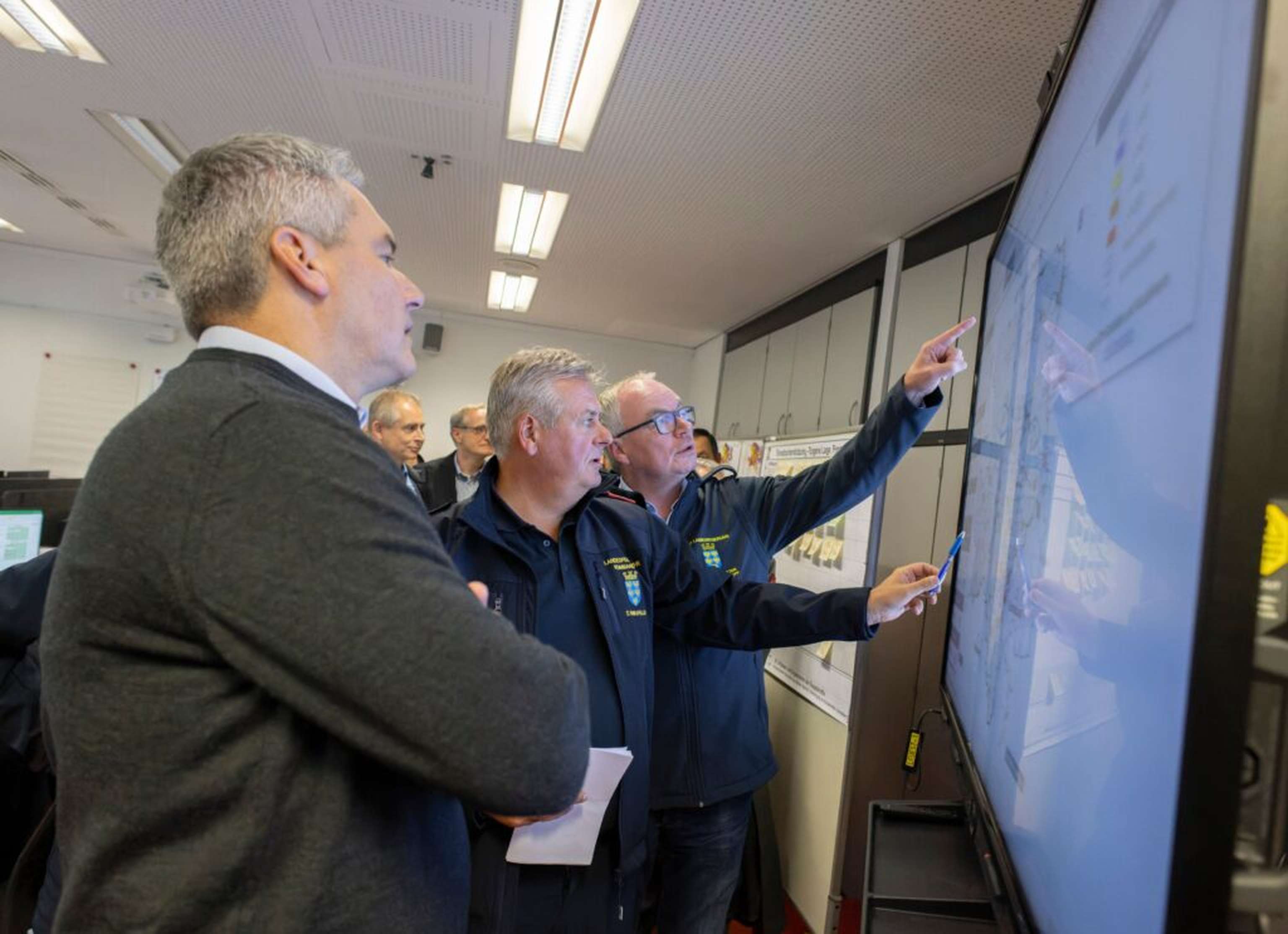 Bundeskanzler Karl Nehammer in der Einsatzzentrale in Tulln.