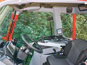 Kabine mit der IBC-Bedienzentrale (l.) und dem Bedienpult (r.) für die Hinterradlenkung