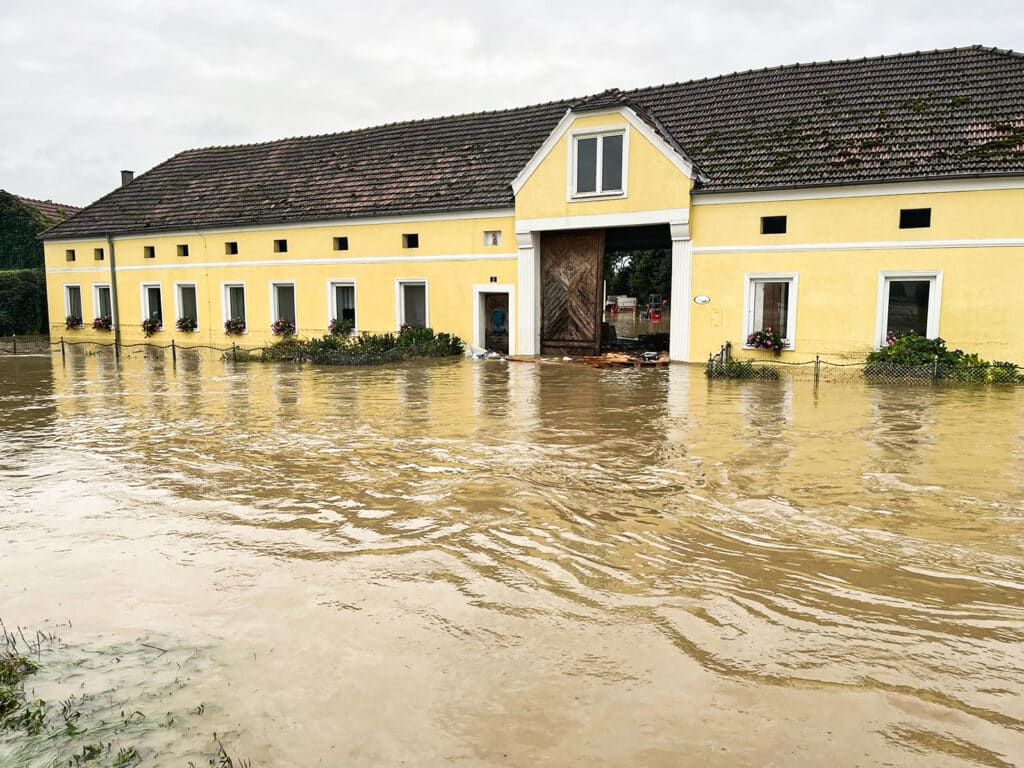 Die Gassen von Judenau wurden zu Flüssen.