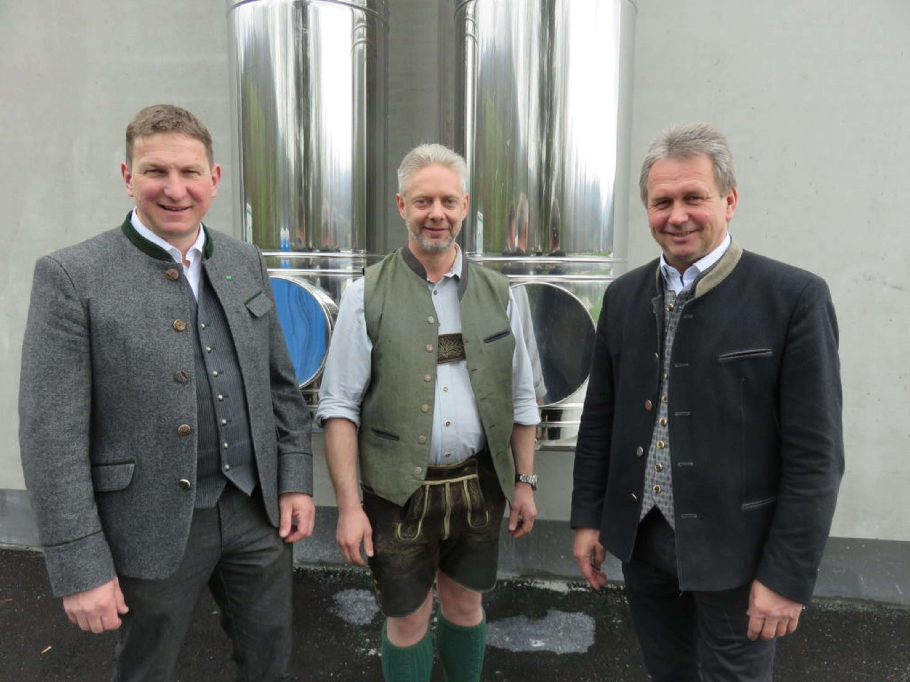 Heizwerkbetreiber Sepp Fritz (Mitte) mit Abg. z. NR Andreas Kühberger (links) und LK-Präsident Franz Titschenbacher.