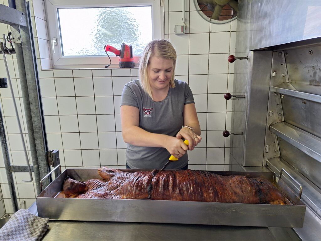 Die Zankers verkaufen jährlich rund 400verzehrfertige Bratschweine direkt an ihre Kunden.