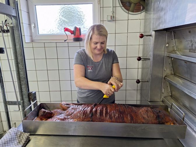 Die Zankers verkaufen jährlich rund 400verzehrfertige Bratschweine direkt an ihre Kunden.
