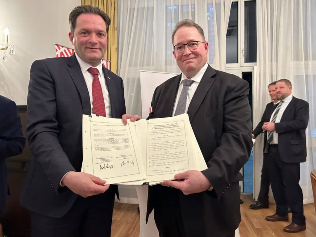 Norbert Totschnig und Ulrich Herzog mit dem neuen Abkommen.