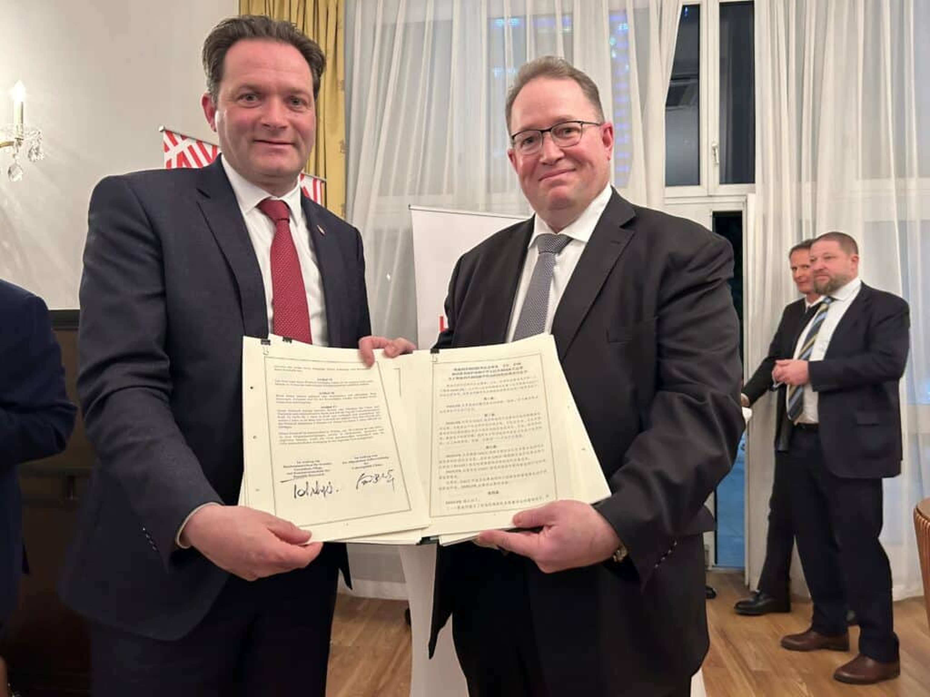 Norbert Totschnig und Ulrich Herzog mit dem neuen Abkommen.