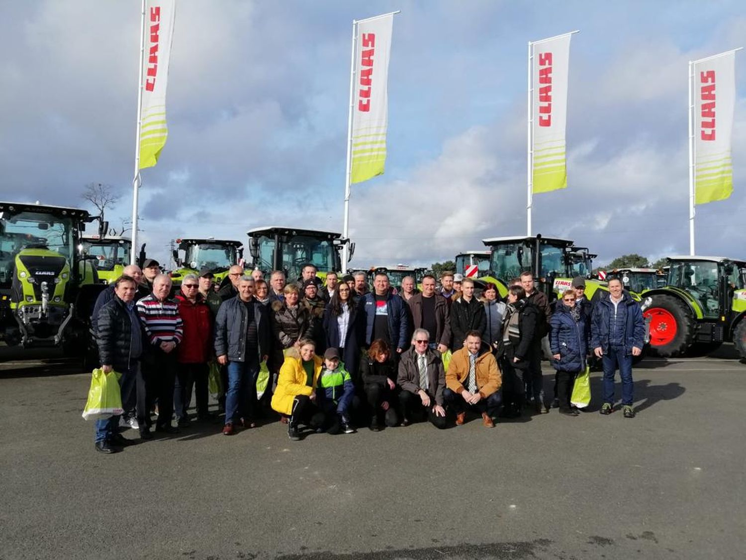 52 Kunden besichtigten in Frankreich das Claas-Werk in Le Mans.