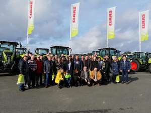 52 Kunden besichtigten in Frankreich das Claas-Werk in Le Mans.