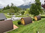 „Camping-Pods“: Sehr beliebt sind die gemütlichen sechs Holzhütten.