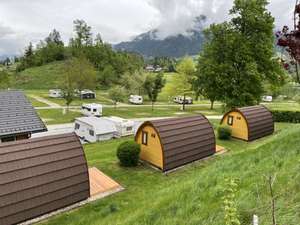 „Camping-Pods“: Sehr beliebt sind die gemütlichen sechs Holzhütten.