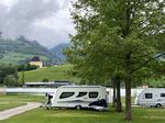 Der Campingplatz mit insgesamt 94 Stellplätzen liegt direkt am Putterersee. Dieser ist der wärmste Moorsee in den Alpen.