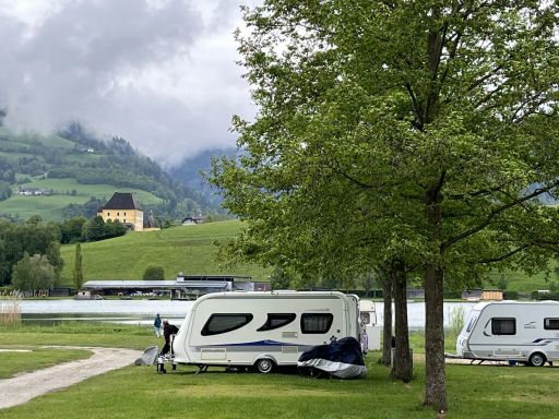 Der Campingplatz mit insgesamt 94 Stellplätzen liegt direkt am Putterersee. Dieser ist der wärmste Moorsee in den Alpen.