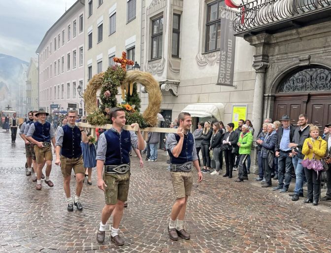 Die Erntedankkrone symbolisiert den Kreislauf von Saat und Ernte.