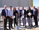 Spatenstich im Hackgutlager. Im Bild v. l. LK Wien-Direktor Robert Fitzthum, Thomas, Verena und Martin Merschl, LK Wien-Präsident Norbert Walter, Irmgard Merschl und LK Wien Vizepräsident Martin Flicker.