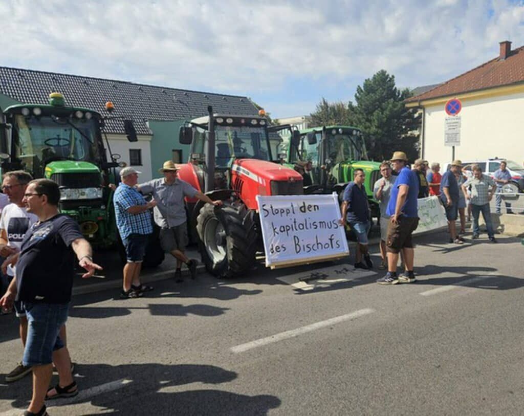 Bauerndemo am 13. August vor dem Bischofshof in Eisenstadt.