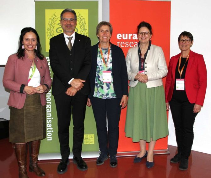 Astrid Brunner (Bundesbäuerin-Stellvertreterin Österreich), Südtirols Landeshauptmann Arno Kompatscher, Antonia Egger (Landesbäuerin Südtirol), Christine Singer (Landesbäuerin Bayern) und Anne Challandes (Präsidentin Schweizerischer Bäuerinnen- und Landfrauenverband)
