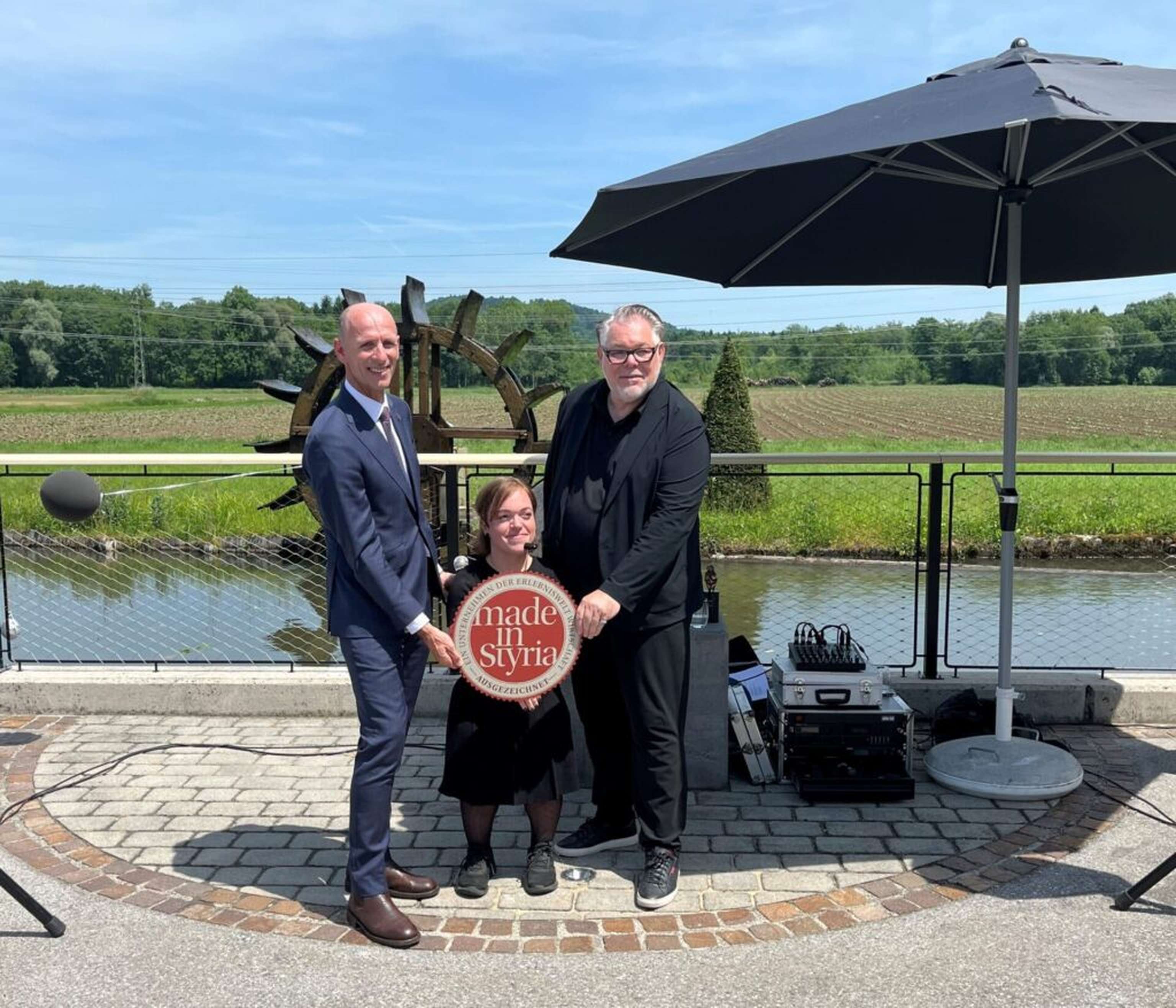 Wirtschaftslandesrat Willibald Ehrenhöfer (l.) und CIS-Geschäftsführer Eberhard Schrempf mit Daniela Haindl.