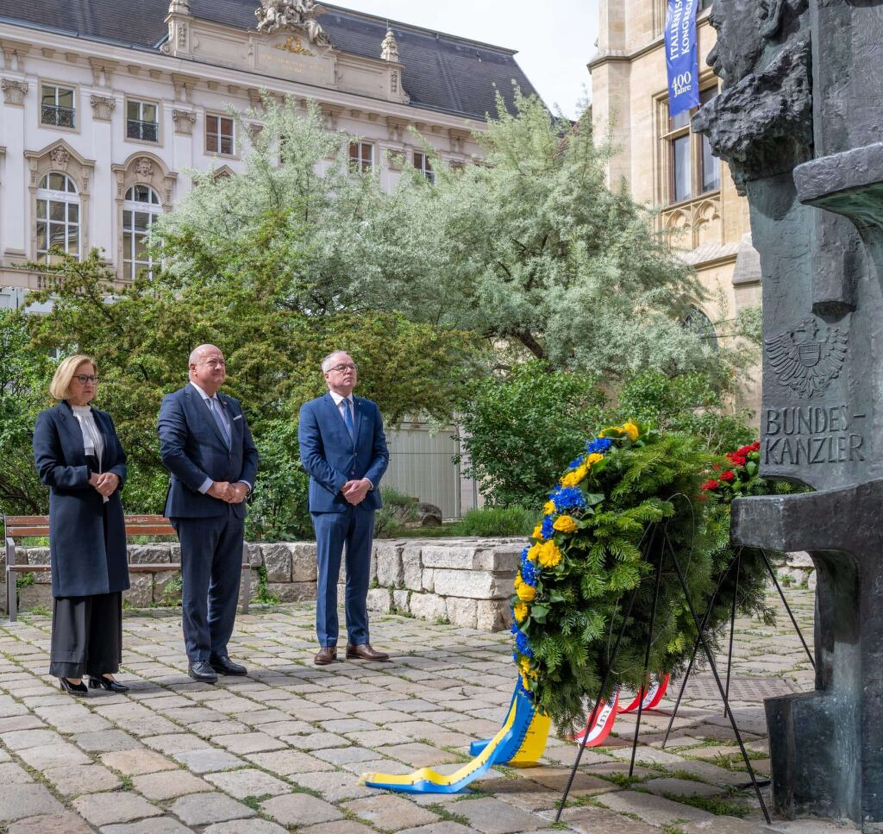 Landeshauptfrau Johanna Mikl-Leitner, Bundeskanzler Christian Stocker und LH-Stellvertreter Stephan Pernkopf vor dem Leopold Figl-Denkmal in Wien